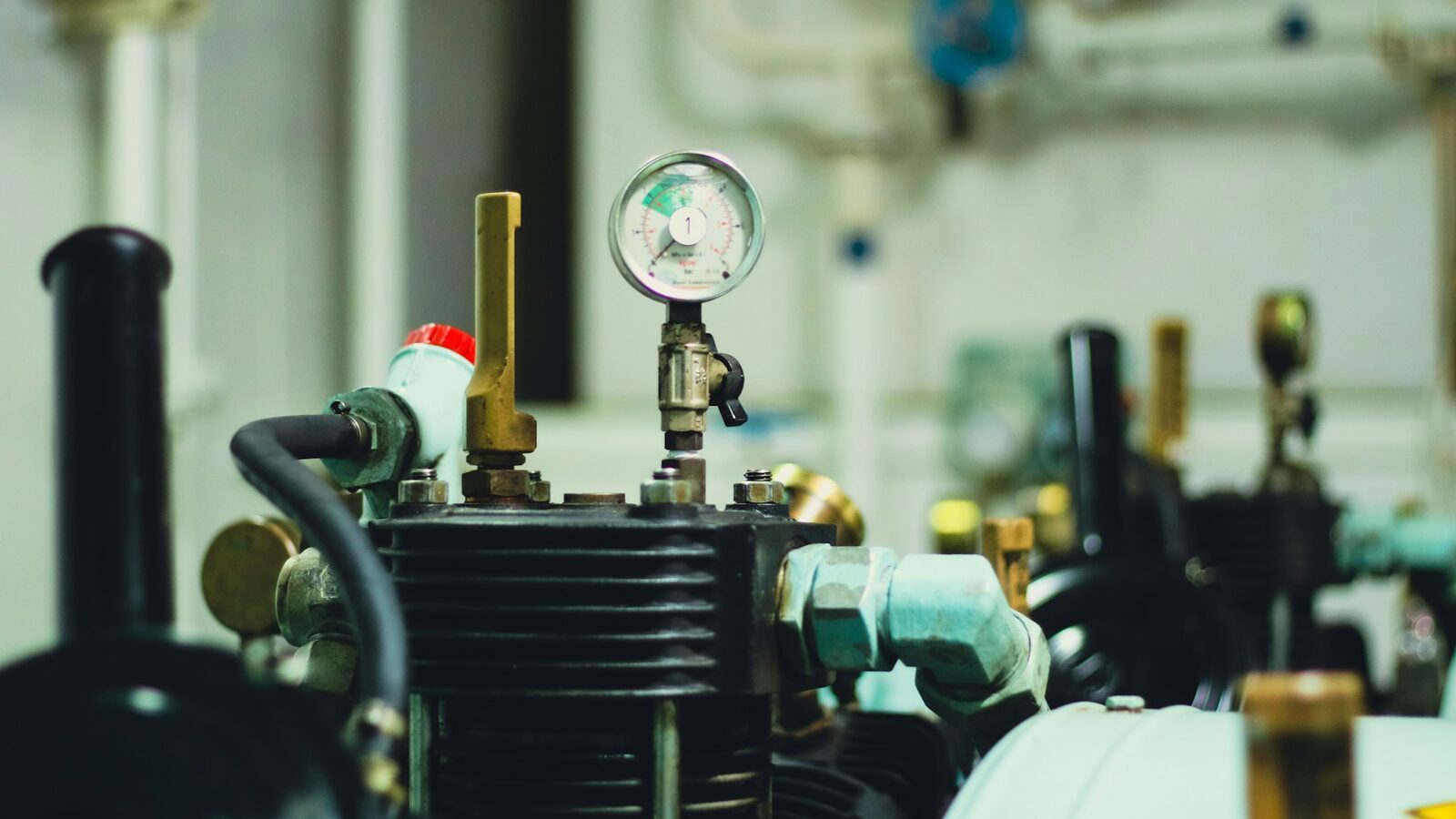 Cabeçote de compressor de ar com manômetro em manutenção